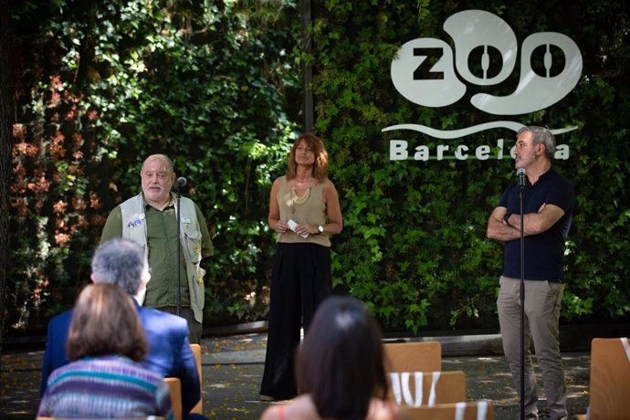 El director del Zoo de Barcelona, Sito Alarcón; la tercera teniente de alcalde de Agenda 2030, Transición Digital y Deportes, Laia Bonet; y el primer teniente de alcalde, Jaume Collboni, en la rueda de prensa por la reapertura del Zoo.