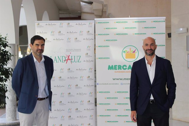 Imagen del acuerdo de colaboración entre Landaluz y Mercadona.