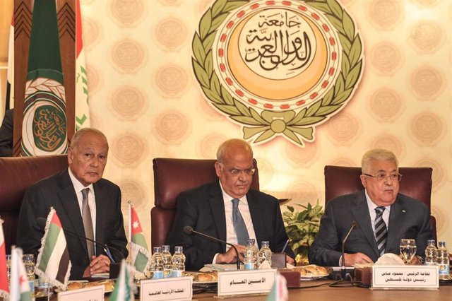 El secretario general de la Liga Árabe, Ahmed Abul Gheit (i); el secretario general de la Organización para la Liberación de Palestina (OLP), Saeb Erekat (c); y el presidente de la Autoridad Palestina, Mahmud Abbas (d)