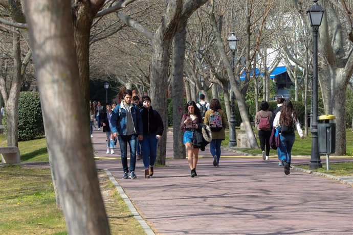 Alumnos pasean en el campus de la Universidad Autónoma de Madrid.