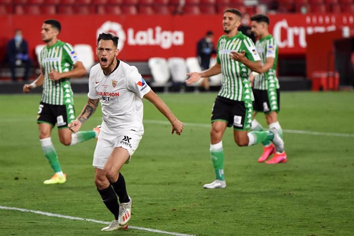 Lucas Ocampos celebra el primer gol en el derbi Sevilla - Betis