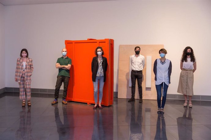 Presentación de la exposición 'El resto' en el Museo Universidad de Navarra. Marina Alonso, Guillermo Mora, Irma Álvarez-Laviana, Pau Cassany, Miren Doiz y Dailey Fernández.