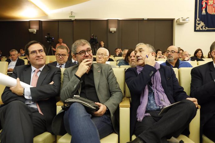 El presidente de la Confederación Española de Organizaciones Empresariales (CEOE), Antonio Garamendi; el secretario general de Comisiones Obreras (CCOO), Unai Sordo; y el secretario general de la Unión General de Trabajadores (UGT), Pepe Álvarez