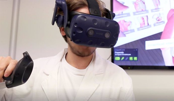 Un alumno de la Universidad CEU San Pablo realiza prácticas con unas gafas de realidad virtual.