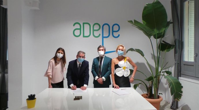 El adjudicatario del Palacio de Congresos de Córdoba, Juan Salado (segundo por la izda.), nuevo vicepresidente de Adepe