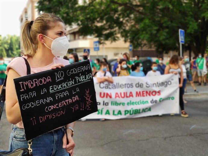 Concentración de miembros de la comunidad educativa en Córdoba contra el cierre de unidades