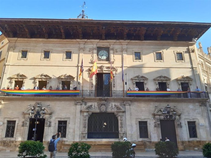 El Ayuntamiento de Palma con la bandera LGTBI por el Día del Orgullo 2020.