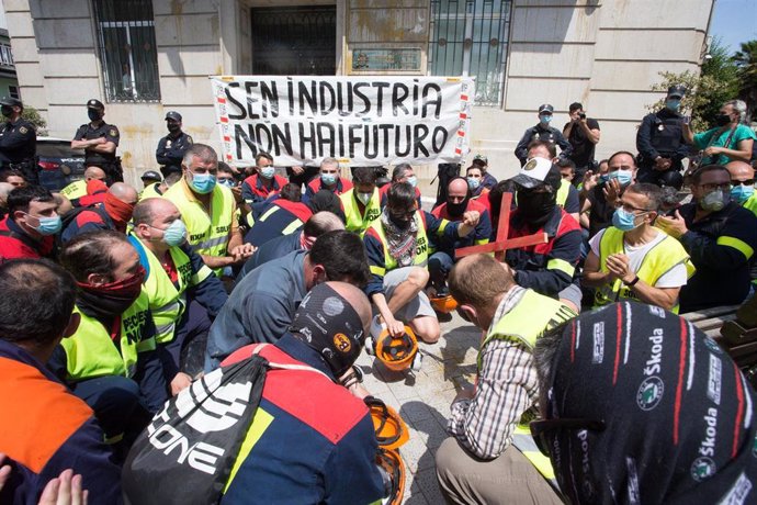 Manifestantes golpean sus cascos como signo de protesta a las puertas de la Subdelegación del Gobierno en Lugo durante una concentración convocada por el comité de Alcoa San Cibrao, donde además han tirado harina y huevo a la fachada, en Lugo, Galicia (