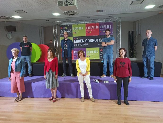 Acto de arranque de campaña de Elkarrekin Podemos-IU en Vitoria, con Miren Gorrotxategi, Pilar Garrido e Isabel Salud, entre otros.