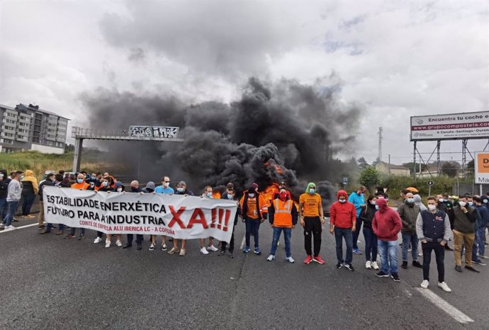 Trabajadores de Alu Ibérica cortan el tráfico en Alfonso Molina, en A Coruña