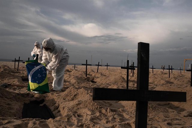 Activistas de la ONG Río en Paz durante un acto simbólico, criticando la gestión de la crisis sanitaria del Gobierno de Jair Bolsonaro con la representación de un cementerio en una de las playas del estado carioca.