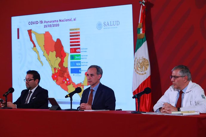 El subsecretario de Prevención y Promoción de la Salud de México, Hugo López-Gatell, en el centro de la imagen, durante una conferencia de prensa sobre la situación de la pandemia de la COVID-19 en el país.