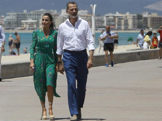 Los Reyes don Felipe y doña Letizia recorriendo el paseo marítimo de Palma de Mallorca