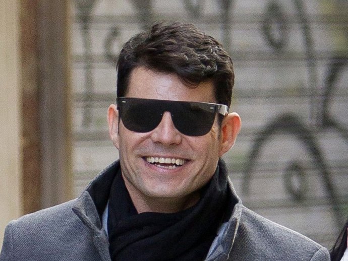 Javier Santos, muy sonriente durante un paseo por las calles de la capital