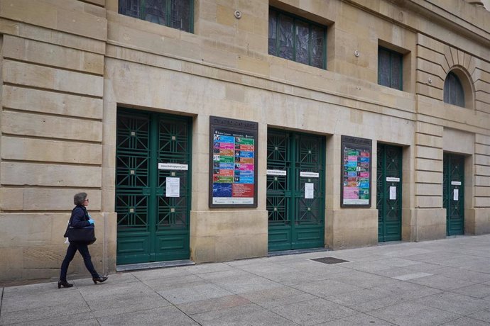 Una mujer camina por delante del Teatro Gayarre cerrado durante el Estado de Alarma decretado por el Gobierno de España como consecuencia del coronavirus COVID-19. En Pamplona, Navarra, España. A 24 de abril de 2020.
