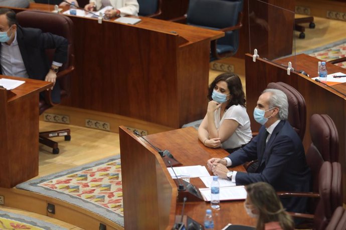 La presidenta de la Comunidad de Madrid, Isabel Díaz Ayuso (i), y el consejero de Sanidad, Enrique Ruiz Escudero (d), durante una sesión plenaria en la que se debate la reprobación al consejero de Sanidad, Enrique Ruiz Escudero (PP), que fue rechazada.
