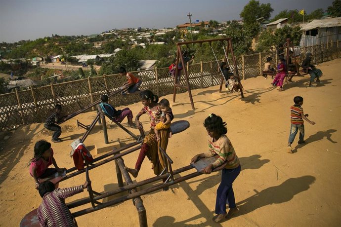 Una zona de juego para niñas en un campo de refugiados rohingyas en Bangladesh