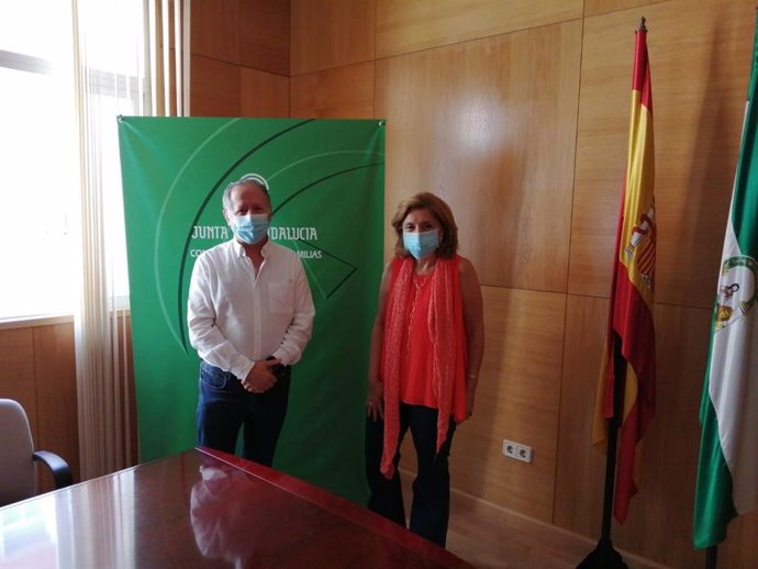 La delegada de Salud y Familias, María Jesús Botella, y el presidente del Colegio de Dentistas, Rafael Roldán