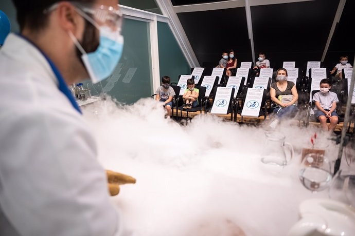 El Museu de les Cincies de Valncia ofrece hasta cinco sesiones diarias de experimentos en directo con dos talleres: 'Química en acción' 'La ciencia invisible'