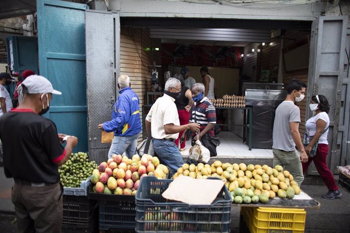 Un hombre vendiendo frutas en Caracas