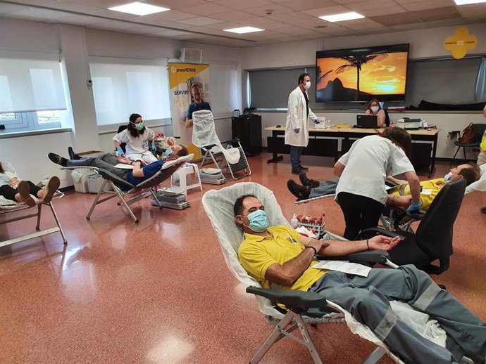 Empleados donando sangre en las instalaciones de Hefame