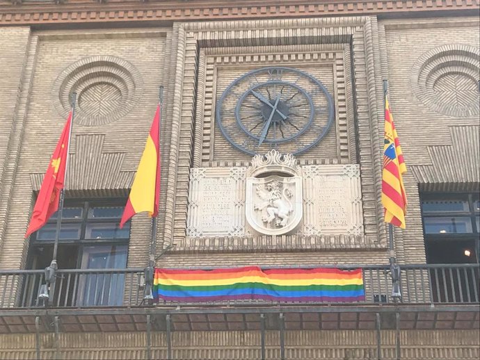 Bandera LGTBIQ en el balcón del Ayuntamiento