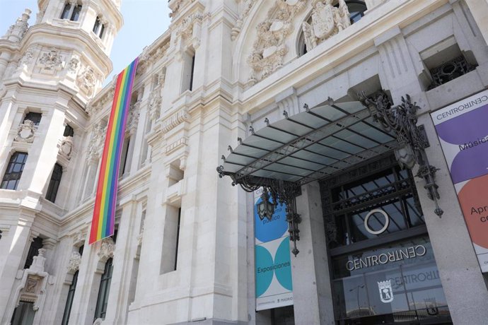 Bandera LGTBI colacada en la parte izquierda de la fachada del Palacio de Cibeles el pasado año