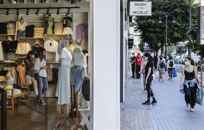 Interior de una tienda de ropa.