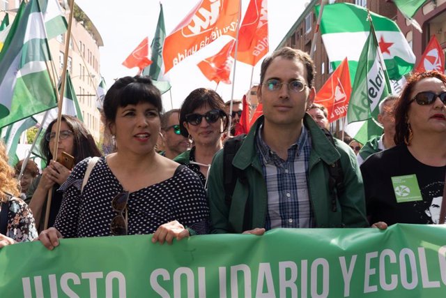 La coordinadora de Podemos Andalucía y portavoz de Adelante Andalucía, Teresa Rodríguez (1d) junto al   líder andaluz de IU, Toni Valero (c), en una imagen de archivo.