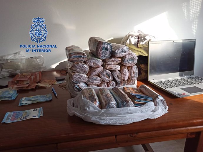 Part dels diners que s'han confiscat en una organització criminal durant la batuda de la Policia Nacional a diferents localitats de Catalunya