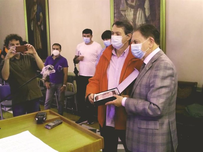 Gonzalo Muñiz recibe un reconocimiento en manos de Alfredo Canteli.