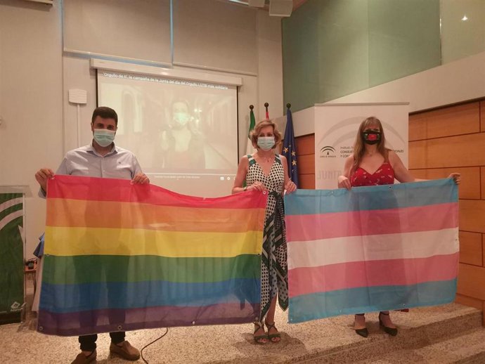 La delegada de Educación, Deporte, Igualdad, Políticas Sociales y Conciliación, Inmaculada Troncoso (centro), junto a García y Arroyo, en la presentación de la campaña 'Orgullo de ti'