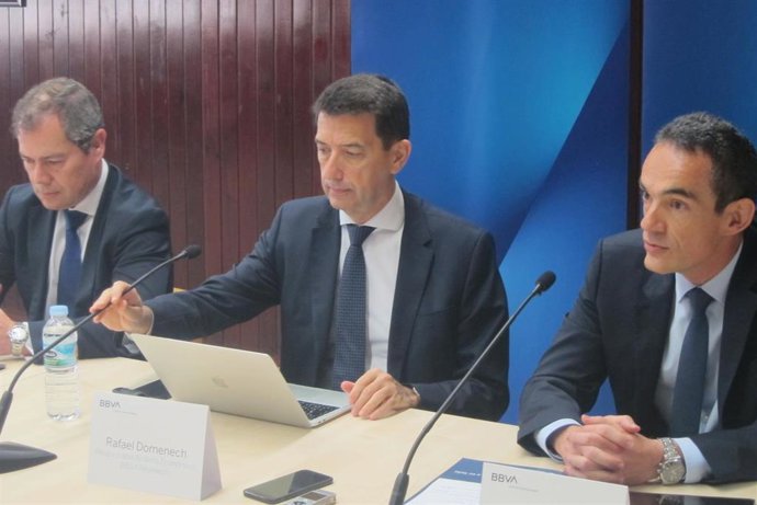 El responsable de Análisis Económico de BBVA Research, Rafael Domenech (en el centro) durante la presentación del informe de perspectivas de Canarias