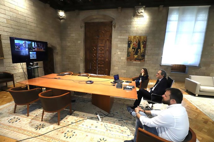 La consellera de Presidncia, Meritxell Budó, el president, Quim Torra, i el secretari general de l'Esport i l'Activitat Física, Gerard Figueras, parlen amb l'alpinista Sergi Mingote.