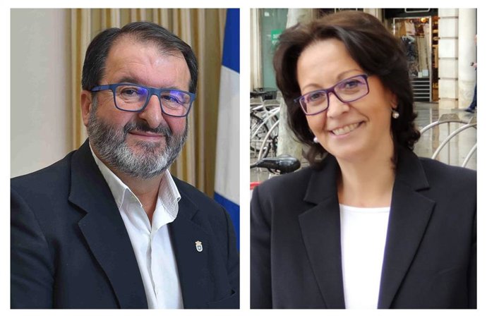Juan Ávila, alcalde de Carmona, e Inés Mazuela, secretaria general de UPTA Andalucía, firman un convenio de colaboración.