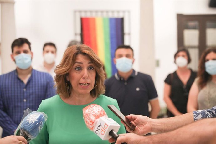 La secretaria general del PSOE-A, Susana Díaz, atiende a los medios.