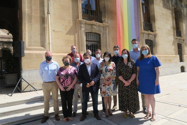 El presidente de la Diputación, Francisco Reyes, junto a la corporación provincial en el acto de conmemoración del Día del Orgullo LGTBI.