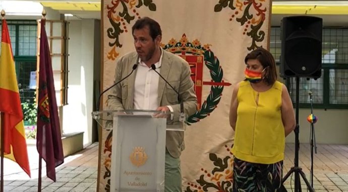 El alcalde de Valladolid, Óscar Puente, junto a la concejal de Educación, Infancia, Juventud e Igualdad, María Victoria Soto.