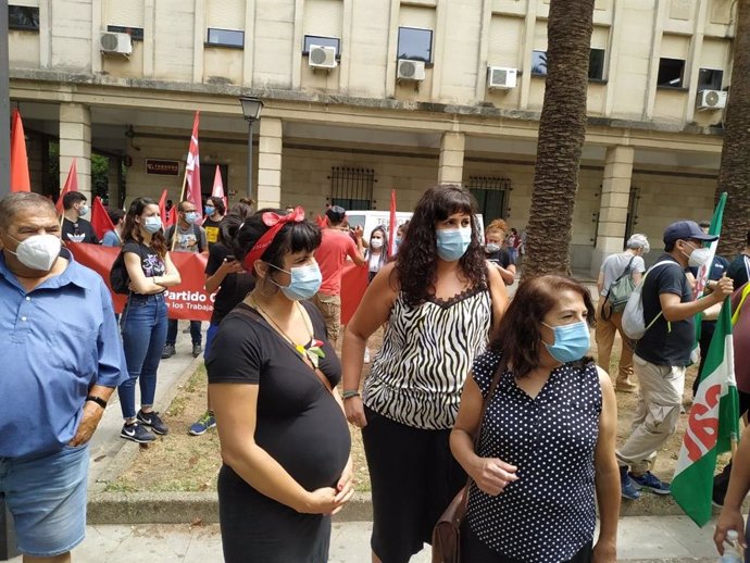 Teresa Rodríguez antes de participar en una concentración de los trabajadores de Alestis en Sevilla y atender a los medios