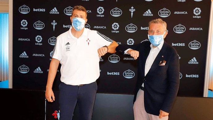El entrenador del RC Celta de Vigo, Óscar García, y el presidente del club, Carlos Mouriño, en la firma del nuevo contrato del técnico