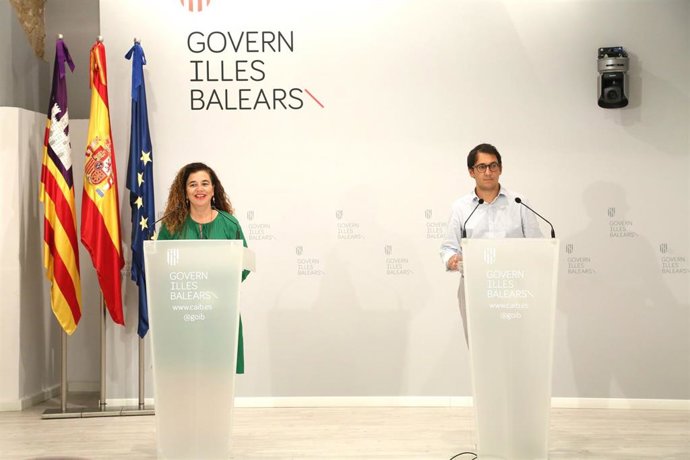 La consellera portavoz, Pilar Costa, y el conseller de Modelo Económico, Turismo y Trabajo, Iago Negueruela, en rueda de prensa este viernes.