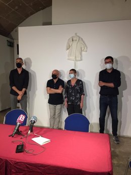 El regidor de Cultura y Bienestar Social, Antoni Noguera, la diectora general de Artes Visuales, Aina Baus, el artista Javier Peñafiel y el comisario Jaume Reus en la presentación de la exposición 'Alrededores exentos de adultocentrismo'.