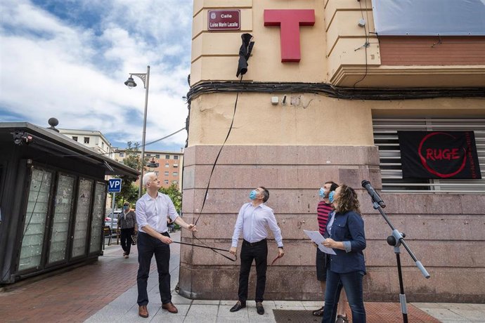 Hermoso de Mendoza, Izquierdo, Castro y Romero descubren la placa con el nuevo nombre para la calle Luisa Marín Lacalle..