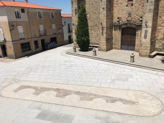 Mosaico del puente romano en la Plaza Mayor de Torremocha