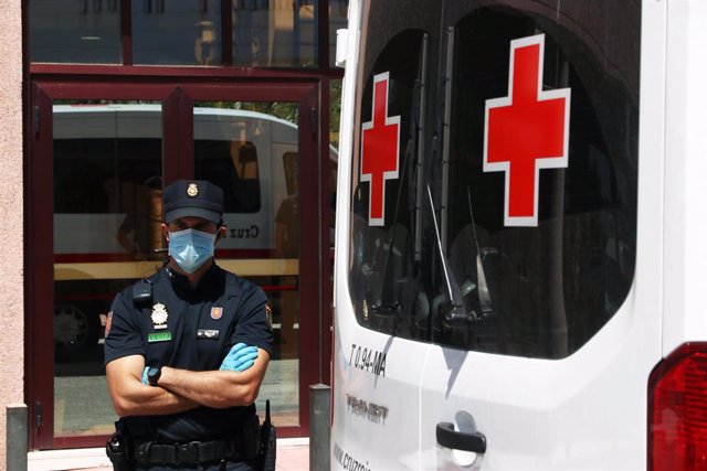 Agentes de la Policía Nacional equipados con Equipos de Protección Individual (EPI), custodian a los 83 usuarios que están infectados de COVID-19 en una de las sede de Cruz Roja en calle Elena Soriano de la capital. En Málaga, a 25 de junio de 2020.