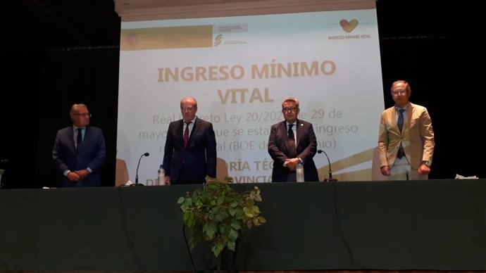 El subdelegado del Gobierno, Carlos Toscano, y el presidente de la Diputación, Fernando Rodríguez Villalobos, presiden la apertura de una sesión técnica sobre el Ingreso Mínimo Vital