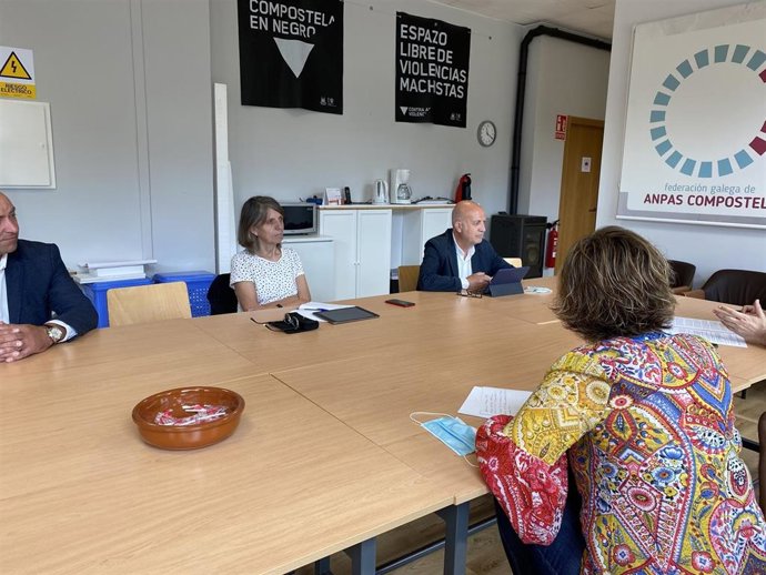 Reunión de representantes de Marea Galeguista coa Confederación de Anpas Galegas.