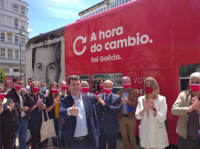 El candidato del PSdeG a la Presidencia de la Xunta, Gonzalo Caballero, junto a cargos socialistas en Lugo
