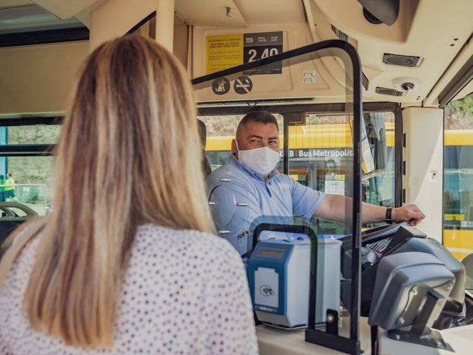 Uno de los autobuses metropolitanos de AMB con mampara de protección.