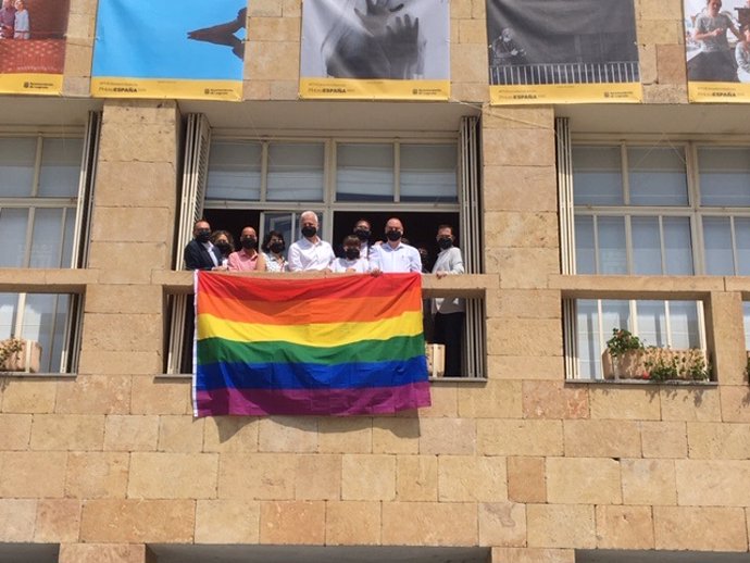 El Ayuntamiento de Logroño luce la bandera del Orgullo como símbolo de diversidad